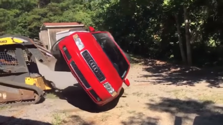 VIDEO Tata joj kupio auto, a onda ga smrskao da ju nauči pristojnosti