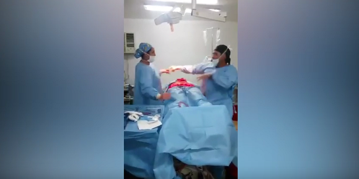 VIDEO Nevjerojatno: kirurg plesao usred operacije i u ruci držao tkivo pacijenta