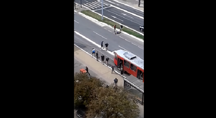 VIDEO Sukob u Beogradu: skupina Delija pretukla navijača Partizana i ostavila ga nasred ceste