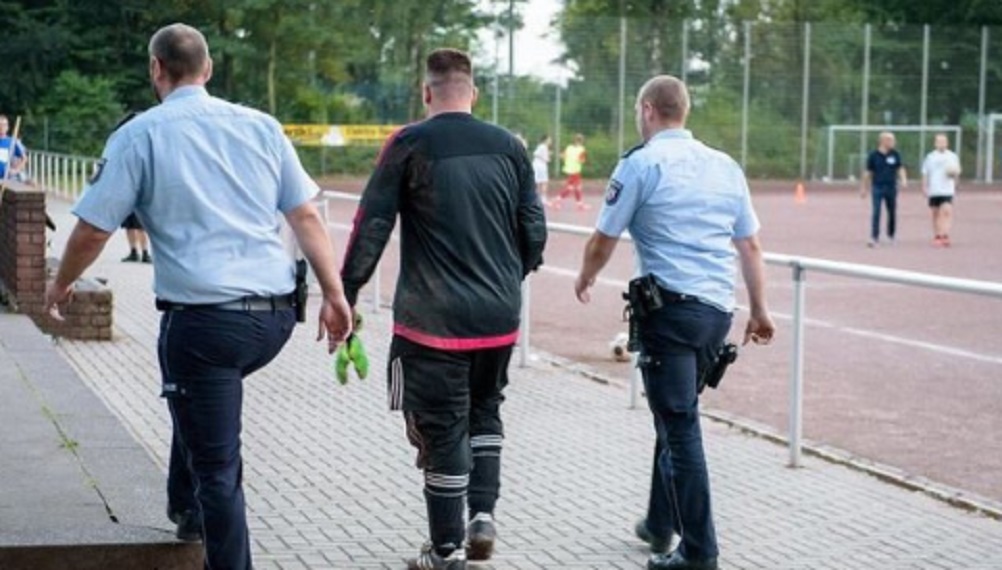 Njemačka: Vratar na utakmici primio 43 gola, a nakon nekoliko dana na trening je stigla policija…..