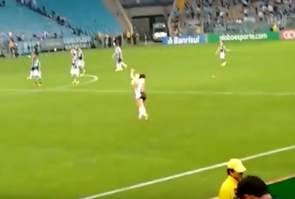 VIDEO Neobičan incident na utakmici: Misica golih grudi lovila nogometaše po terenu