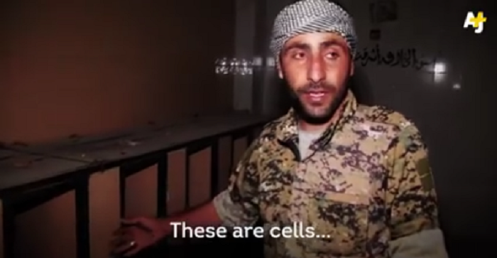 VIDEO Bivši zatvorenik vratio se u ISIL-ov zatvor gdje su ga mučili