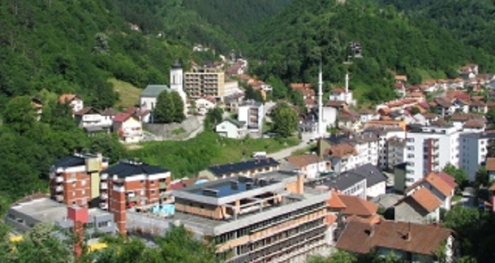 Policija zaustavila vozilo koje je krstarilo Srebrenicom sa srpskim zastavama