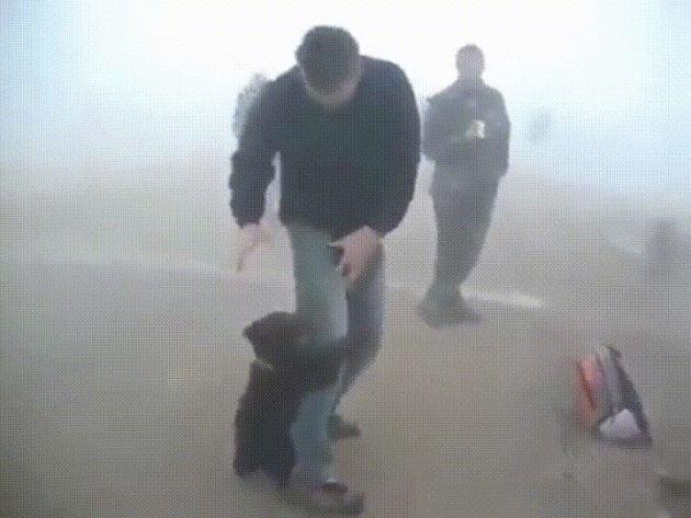 VIDEO Ovo smekša i najtvrđe: Medvjedić spašen iz požara ne može prestati grliti svog spasioca!