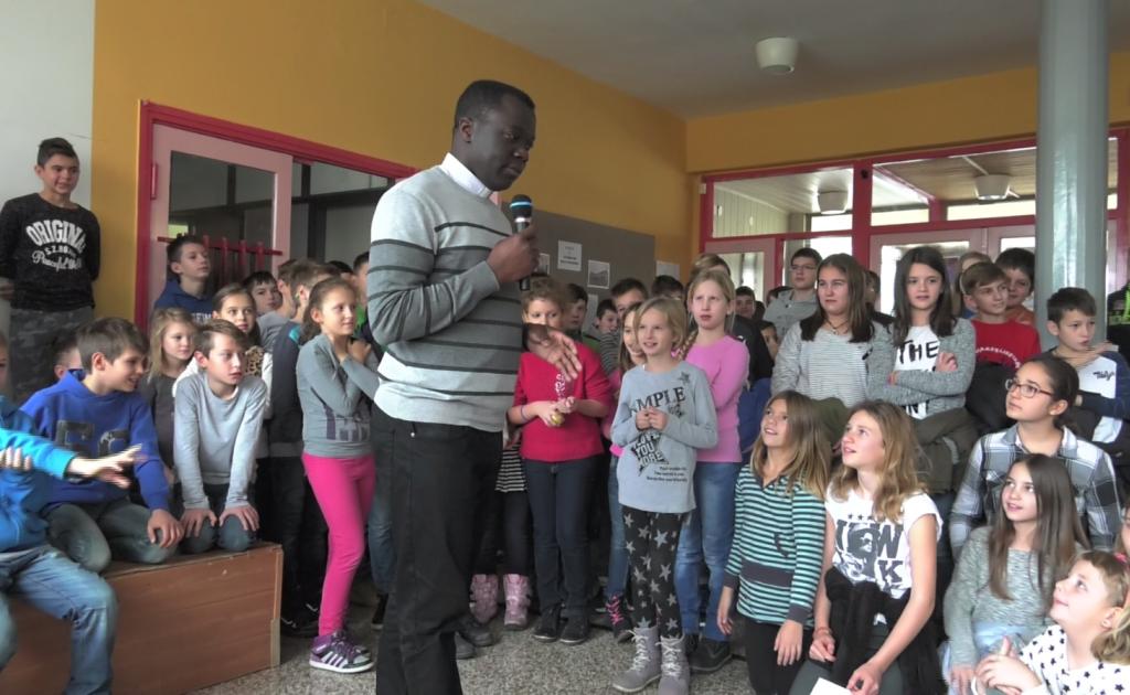 Velečasni Odilon posjetio školu Švarča, djeca će umjesto za slatkiše sebi, novac darovati u Benin