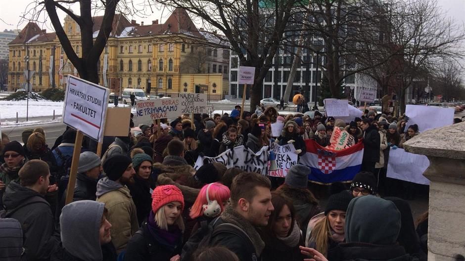 Prosvjed ispred sveučilišta u Zagrebu: Hrvatski studiji postali su samo odjel, podružnica