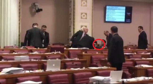 VIDEO Pogledajte kako su iz Sabora izbacili Pernara ali i oteli Bunjcu mobitel, iako tvrde da nisu