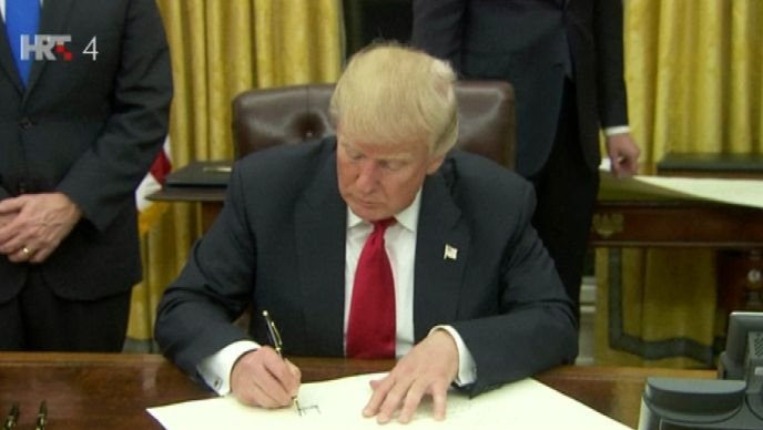 Trump je već povukao prve poteze kao predsjednik, jednu odluku potpisao je čim je ušao u Bijelu kuću