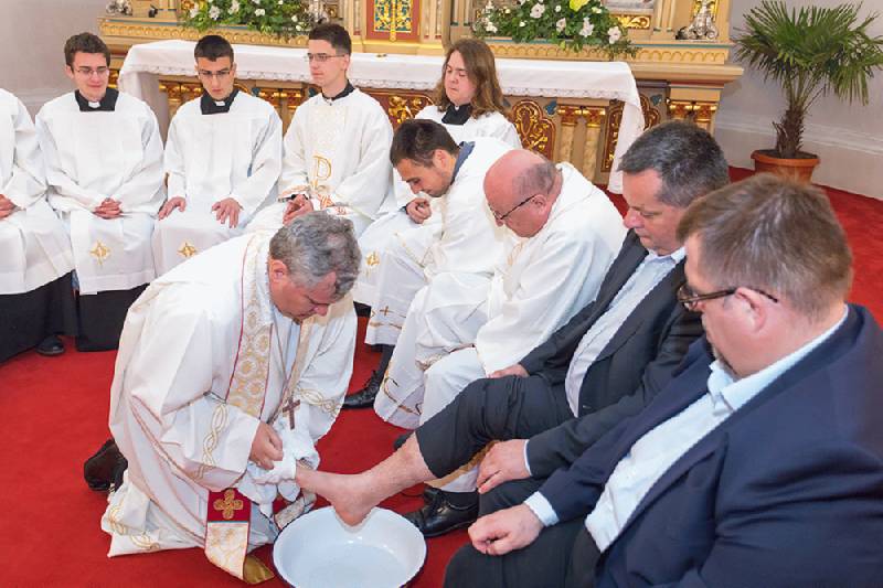 Biskup Košić na Veliki četvrtak oprao noge dvanaestorici, evo što je poručio u Uskrsnoj čestitki