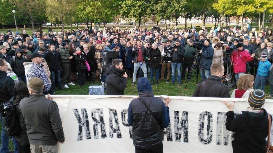 Zagužvalo se na Savici oko parka: Jedni za preuređenje, drugi protiv i hrpa policajaca
