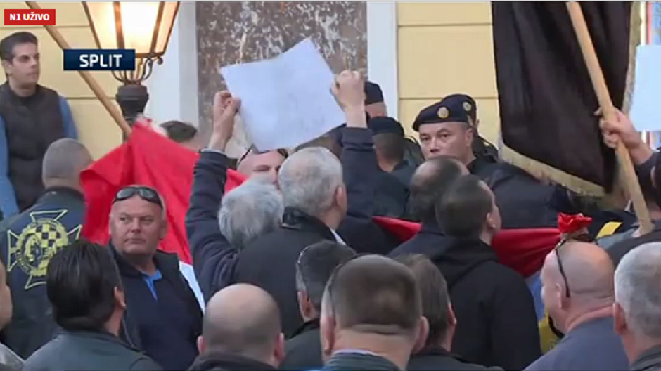 Napeto je: Prosvjednici ušli u kazalište, pjevali ‘Zovi samo zovi’, ubrzo ih ispratila policija