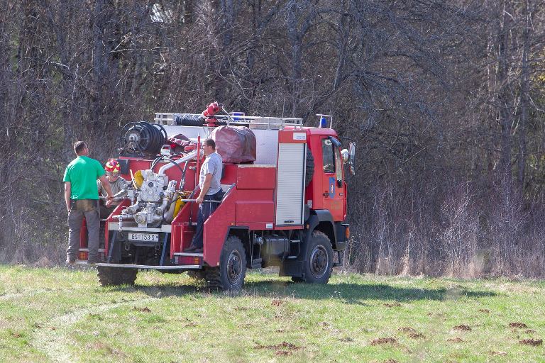 Gori posvuda u Ličko-senjskoj županiji, milijunske štete, vatrogasci na rubu snaga