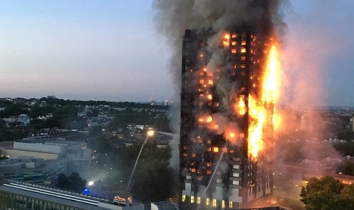 Londonski neboder Grenfell Tower cijeli u plamenu, ozlijeđeni ljudi zatočeni u stanovima traže pomoć