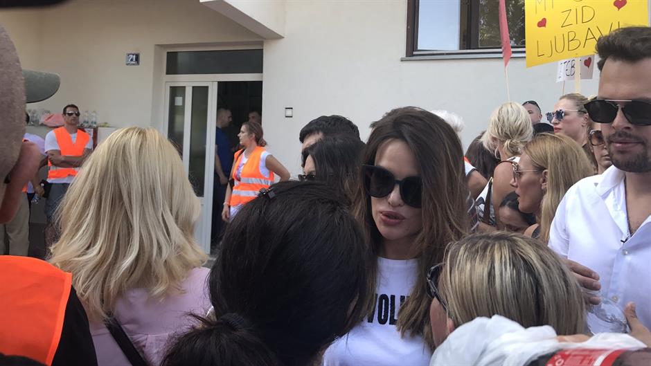 VIDEO Uspio prosvjed i blokada ovrhe nad djetetom u Splitu: Molili, pjevali, pridružila se i Severina, Karan…
