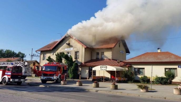 Lokaliziran požar na krovu željezničke postaje, zatvoren promet Zagreb-Kutina-Vinkovci