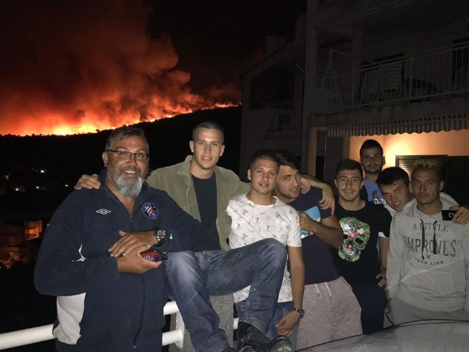 Osim navijača, Torcida, Tornado, BBB, Kohorta, Ultras, u gašenju požara su sudjelovali i igrači Hajduka