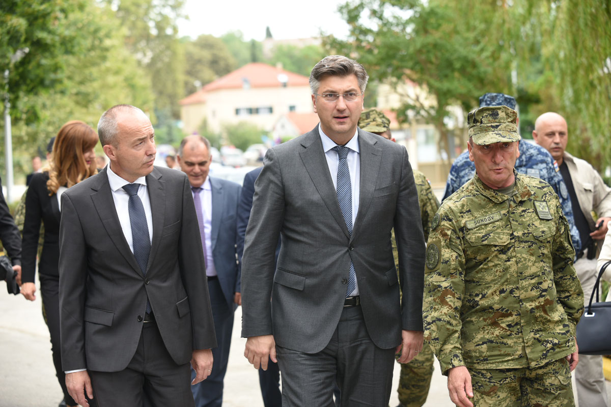 Plenković: Napuštamo koncept putujuće vojske i vojska 21. stoljeća treba biti smještena u naseljenim mjestima