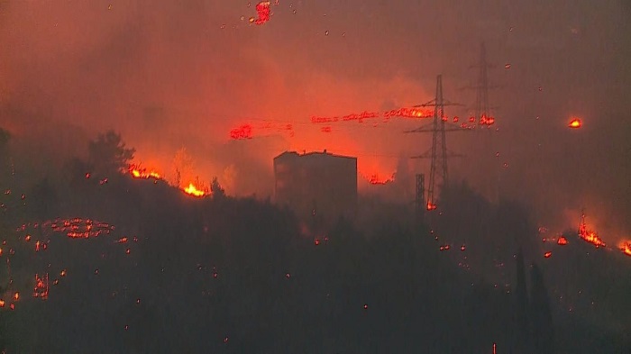 FOTO/ VIDEO Split je okružen vatrom! Vatrogasci ništa ne govore, cijeli Solin je bez struje