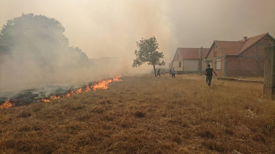 FOTO Kistanje gori i traje borba za obranu kuća. U jednom trenutku zavladala je totalna panika. Situacija nije dobra