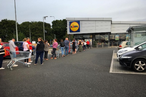 Lidl napravio akciju i pojeftinio inače skupi pjenušac, nastao je opći kaos, bilo je tučnjave, prijetnji, ima privedenih