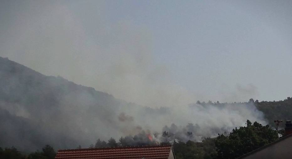 VIDEO Zatvorena cesta za Perković, gori blizu autoceste, požari su i na Pagu te kod Zadra
