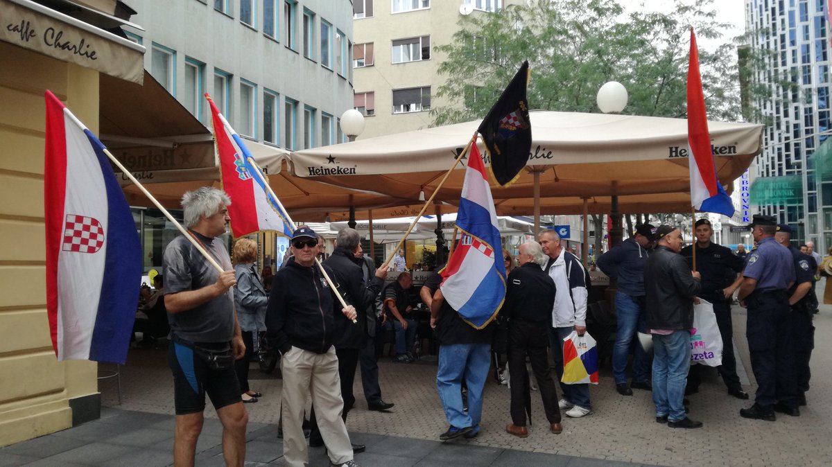 FOTO Keleminec zapalio Novosti: Plenkoviću, ne igraj se šibicama, ne skidaj ploču HOS-a!