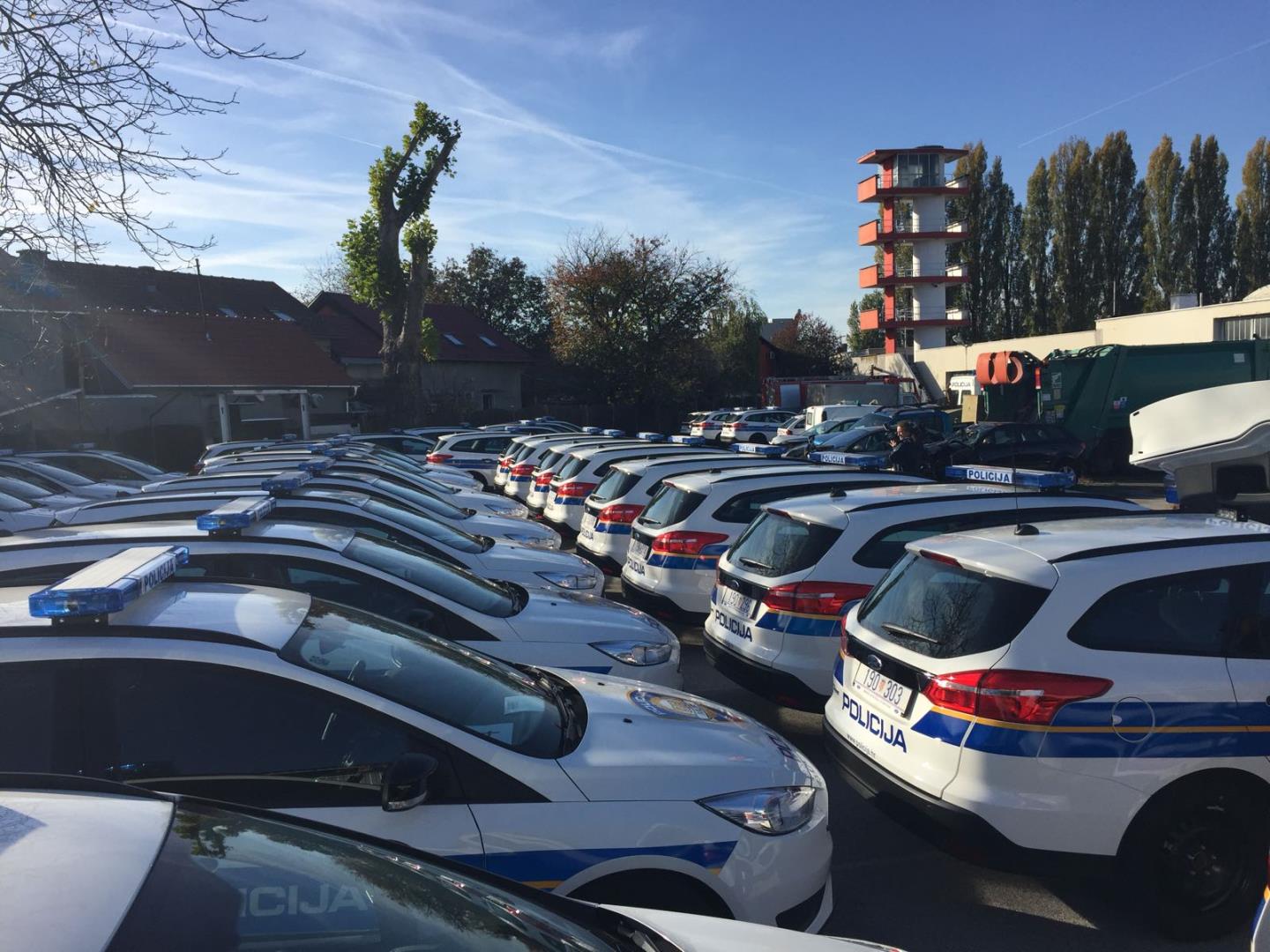 Policajci dobili puno potpuno novih automobila