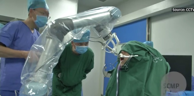 Prvi robot-zubar ordinira u Kini i upravo je uspješno ugradio zubni implantat jednoj pacijentici