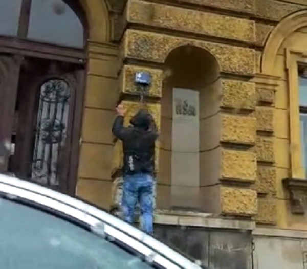 Akcija na Trgu Republike Hrvatske: Izišao iz auta i lopatom po Maršalu Titu