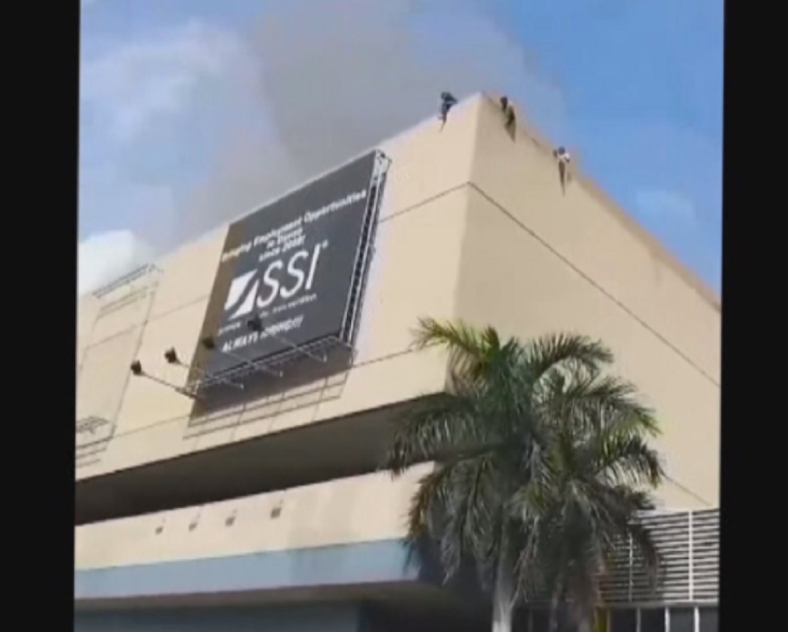 VIDEO Veliki požar u trgovačkom centru, ljudi su u panici skakali s krova: “Šanse da je netko preživio ravne su nuli”