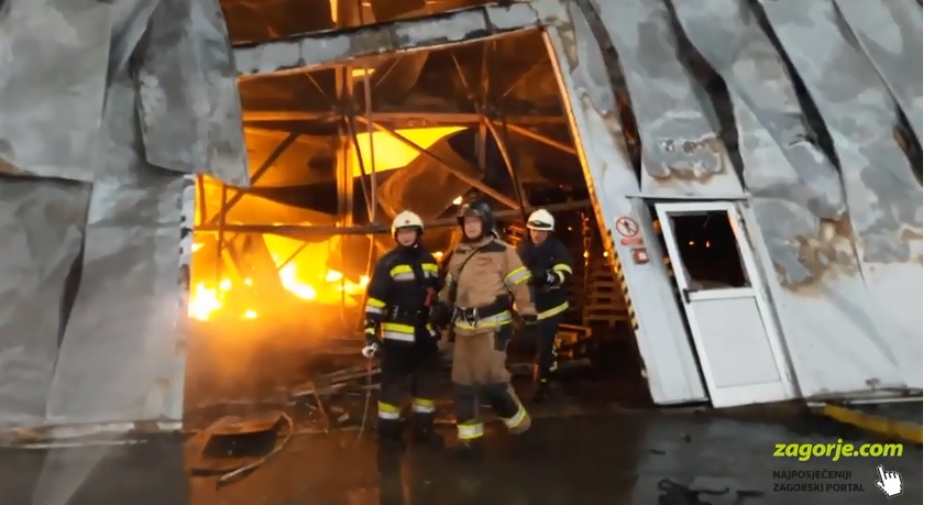 VIDEO Veliki požar buknuo je rano jutros u skladištu tvrtke AquafilCRO u Oroslavju