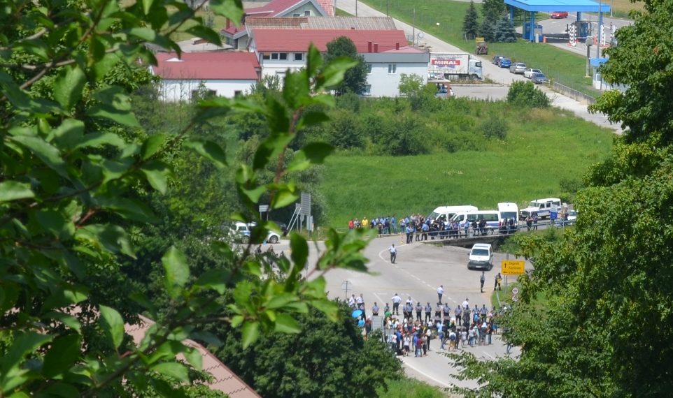 Drama na hrvatskoj granici s BiH: Migranti se skupljaju i žele na silu ući u Hrvatsku