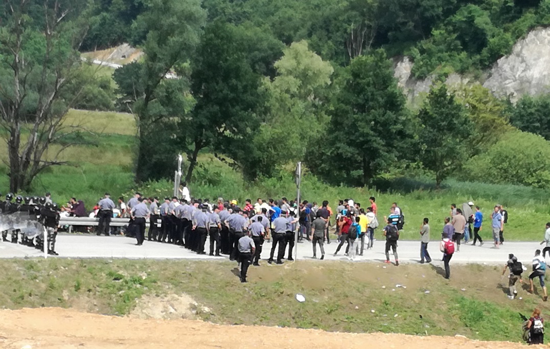 Drama na hrvatskoj granici s BiH: Migranti se skupljaju i žele na silu ući u Hrvatsku