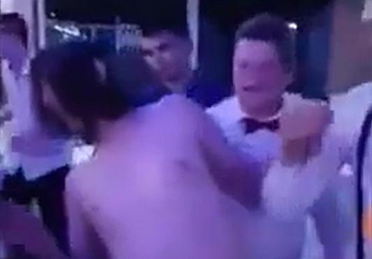 VIDEO Pijani profesor na maturalnoj zabavi izvodio striptiz na narodnjake…onda je poletila šaka maturanta