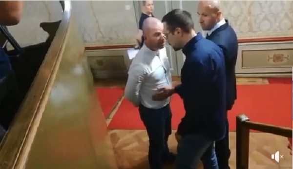 VIDEO Verbalni okršaj u zgradi zagrebačke skupštine, prijetnje i pozivi na fizički obračun