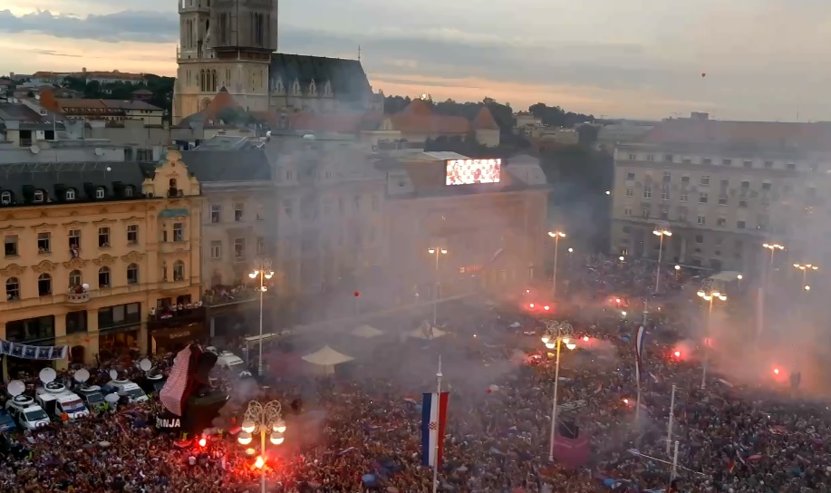 FOTO, VIDEO iz minute u minutu, Srebro zlatnog sjaja: Vatreni poručili – Niste normalni :); Na trasi i na Trgu je više od 550 tisuća ljudi, Zagreb gori!!!! Vatreni stigli nakon 5 sati s Plesa; Dalić: Igrali smo za cijelu Hrvatsku, za Hrvate u BiH, za Hrvate u dijaspori, za naše branitelje, da nije bilo njih ne bi imali ovu šahovnicu