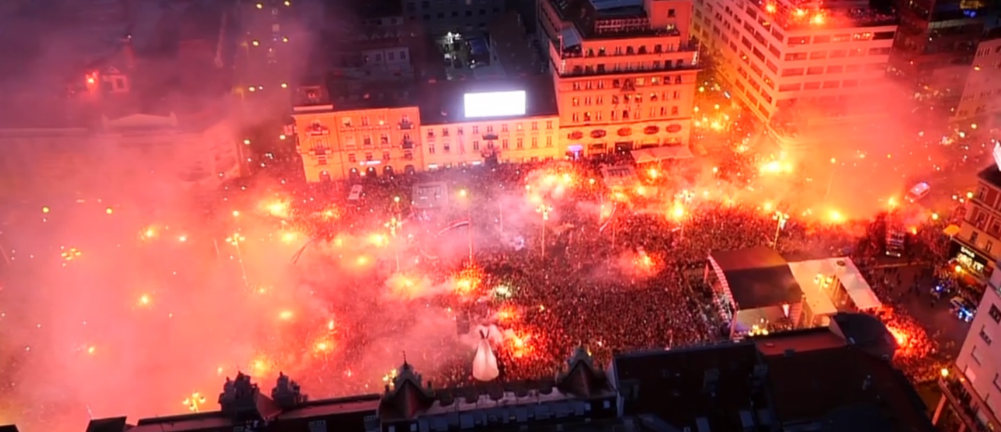 FOTO, VIDEO iz minute u minutu, Srebro zlatnog sjaja: Vatreni poručili – Niste normalni :); Na trasi i na Trgu je više od 550 tisuća ljudi, Zagreb gori!!!! Vatreni stigli nakon 5 sati s Plesa; Dalić: Igrali smo za cijelu Hrvatsku, za Hrvate u BiH, za Hrvate u dijaspori, za naše branitelje, da nije bilo njih ne bi imali ovu šahovnicu