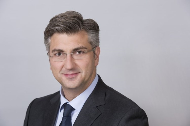 Kozmetički salon Banski dvori predstavlja nove reforme, a bit će riječi i o referendumima