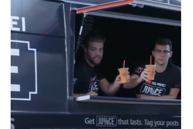 VIDEO Huawei se našalio s Appleom, njihovim kupcima u Londonu dijelili sok bez jabuke, a u Singapuru – punjače