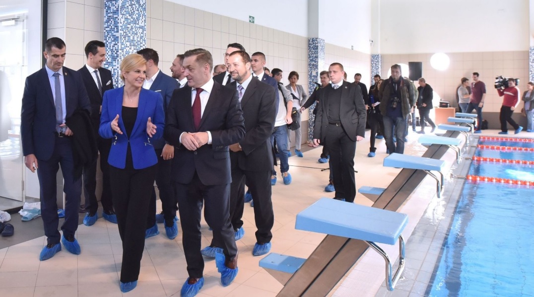 Predsjednica RH otvorila bazen u Velikoj Gorici: Znamo koliko je plivanje važno za pravilan psihofizički razvoj djece i mladih