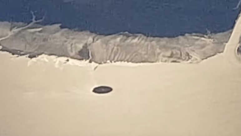 VIDEO Ufomanija zahvatila Irsku, putnik iz zrakoplova snimio kružni objekt koji polako lebdi u blizini obale