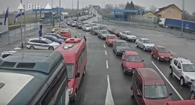 Prometni kolaps na graničnim prijelazima: Pao informatički sustav, u kolonama se čeka i do dva sata