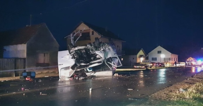 Stravična prometna nesreća kod Nove Gradiške: Mladi bračni par ispao iz kombija, trudnica se bori za život