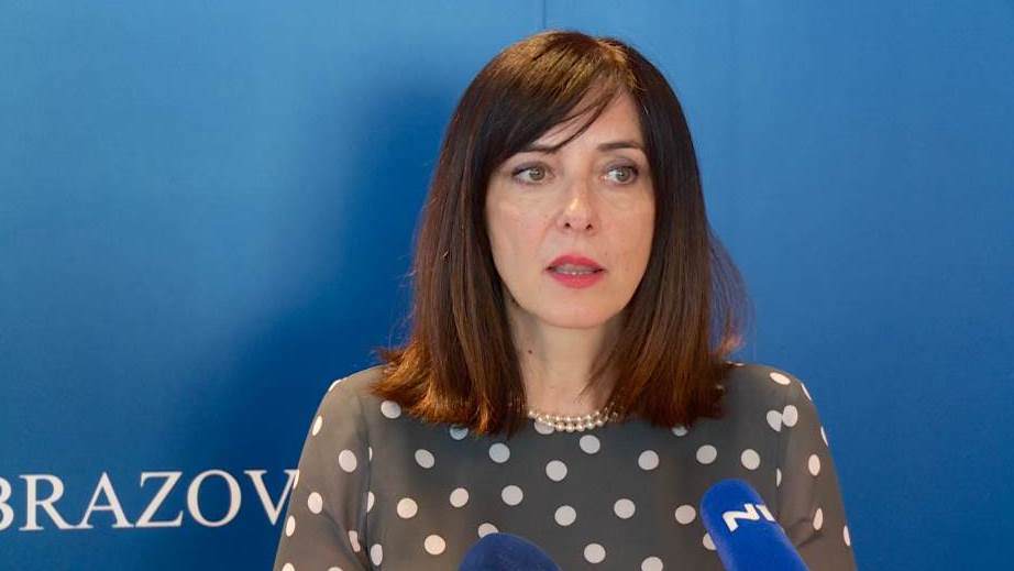 Iz ministarstva Bandiću zbog traženja ostavke uzvraćaju udarac: Bilo bi znatno važnije da gradonačelnik uloži novac u sanitarne čvorove u školama i sanaciju azbestnih krovova, nego na zlatne WC-e i kumstva