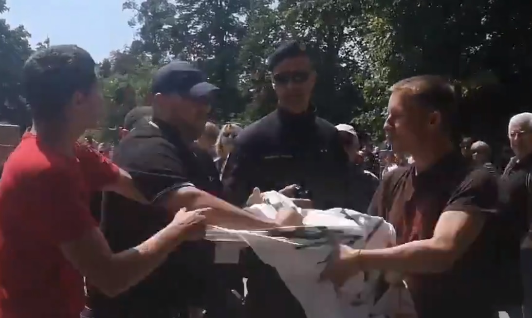 VIDEO Na prosvjed protiv Roma došli i neki kontraprosvjednici, došlo je do prepirke oko transparenta