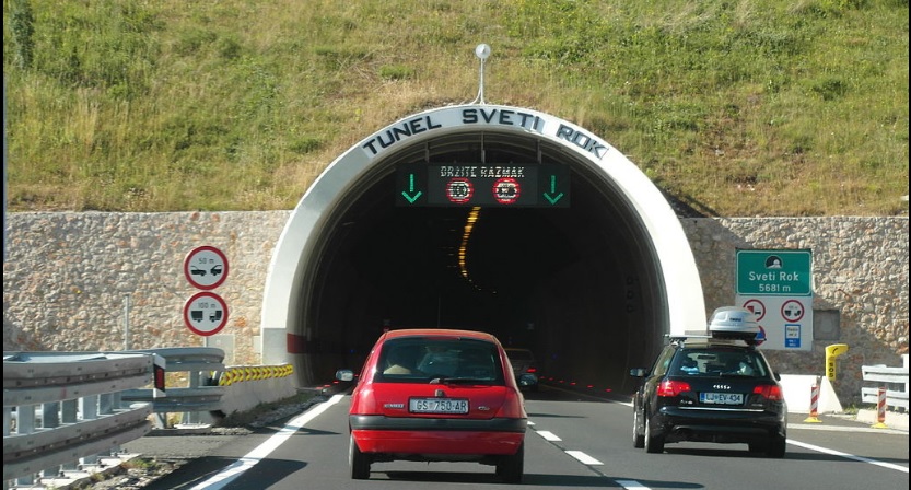 Uz klasične gužve na autocesti dogodio se još jedan problem, zatvoren je tunel Sv. Rok, zapalio se i eksplodirao auto