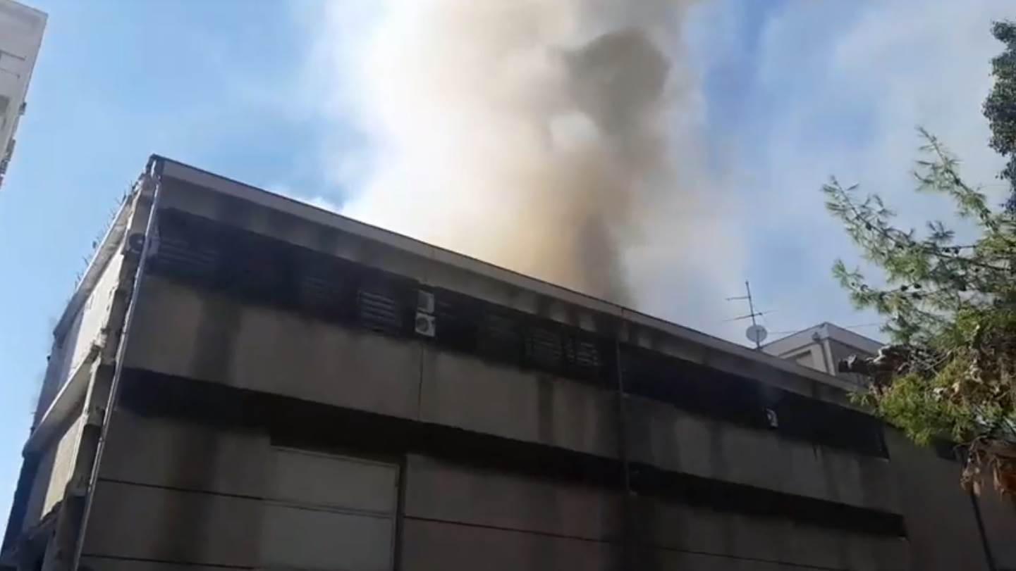 Požar pokraj Slobodne Dalmacije izazvao paniku među stanarima okolnih zgrada, a vatrogasci su provaljivali u zaključane prostorije da spriječe širenje vatre