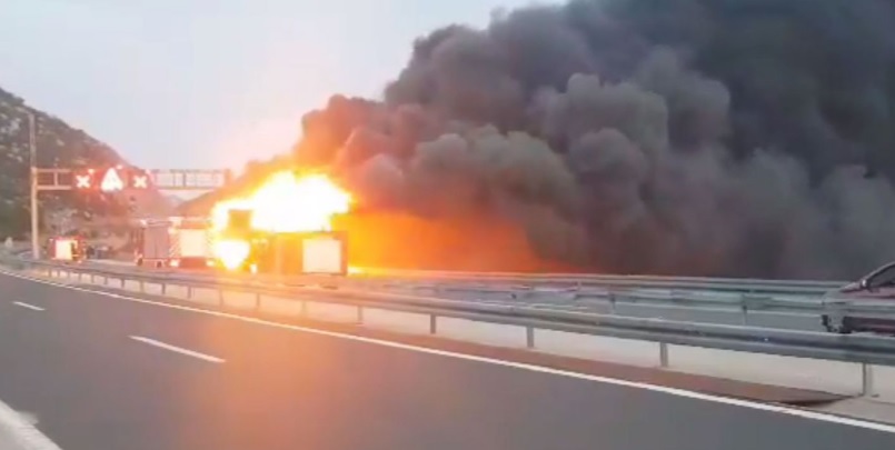 VIDEO Strašan prizor: Češki autobus se zapalio tijekom vožnje i u potpunosti izgorio
