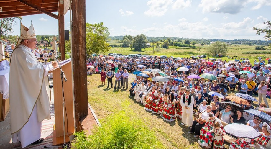 Biskup Košić pred tisućama vjernika ozbiljno kritizirao Školu za život koju donose vladajući