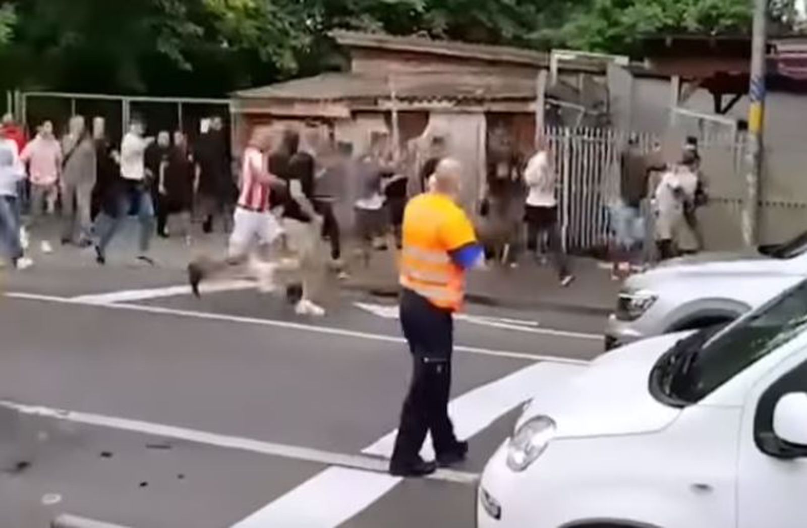VIDEO Liga prvaka: Srbi izazvali kaos u Bernu, policajac morao pucati da spasi usamljenog Švicarca
